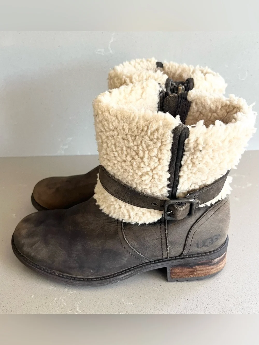 UGG Blayre Winter Ankle Boots Womens Size 6 Dark Olive Leather Sheepskin Cuff